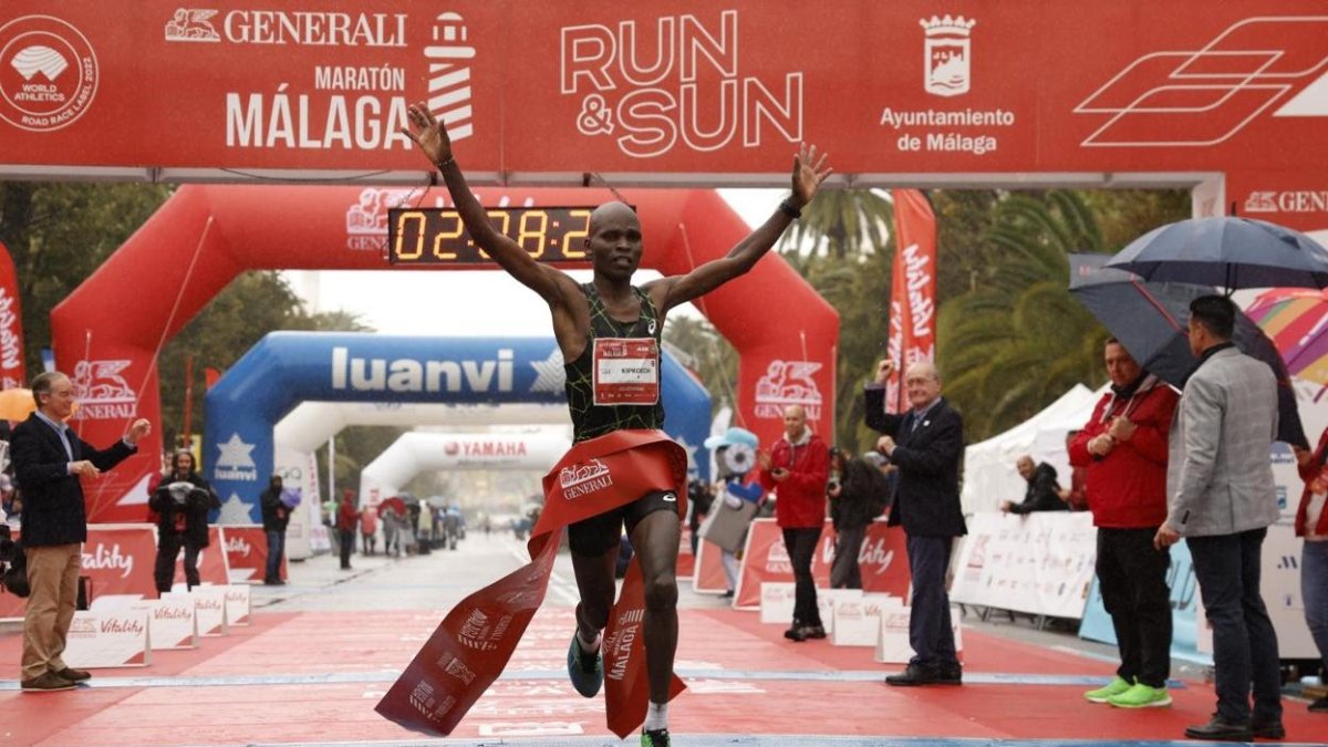 Barnaba Kipkoech cruza la meta para llevarse el primer lugar.