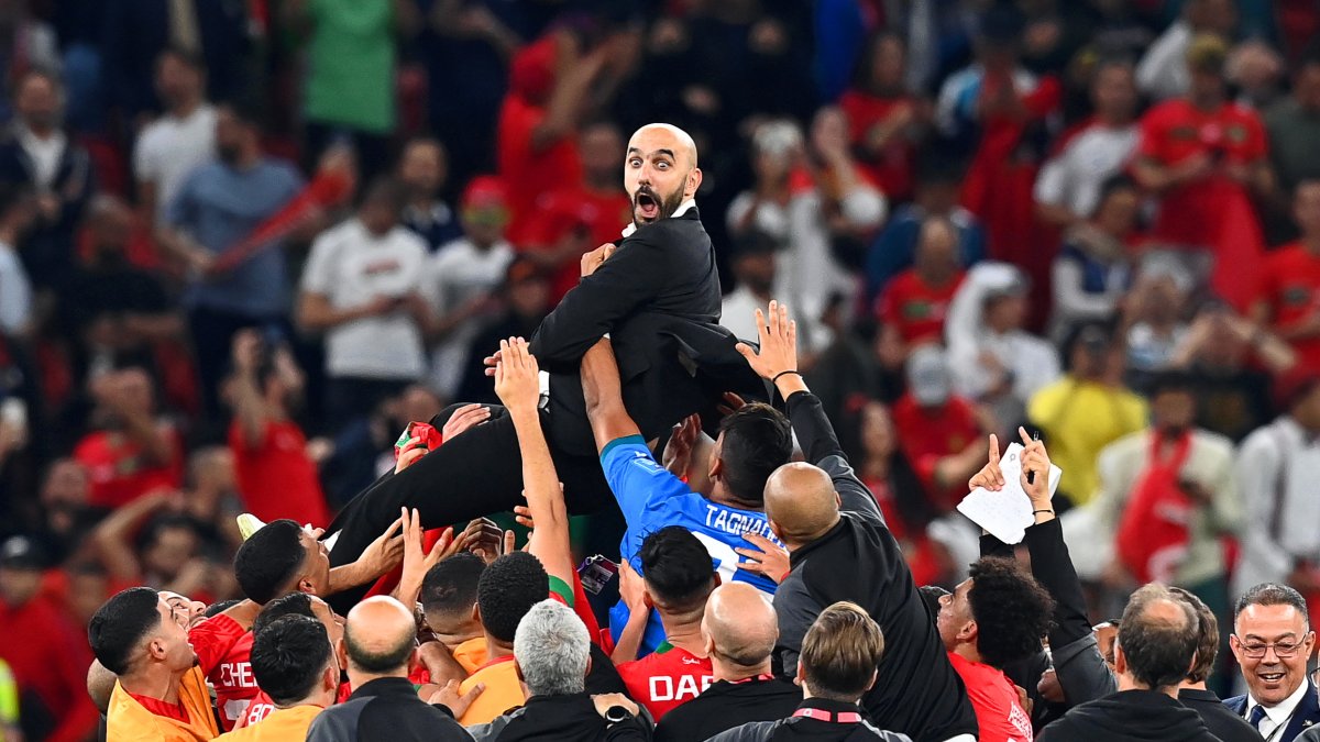 El seleccionador de Marruecos, Walid Regragui (arriba), y sus jugadores celebran tras ganar el partido de cuartos de final de la Copa Mundial de la FIFA 2022