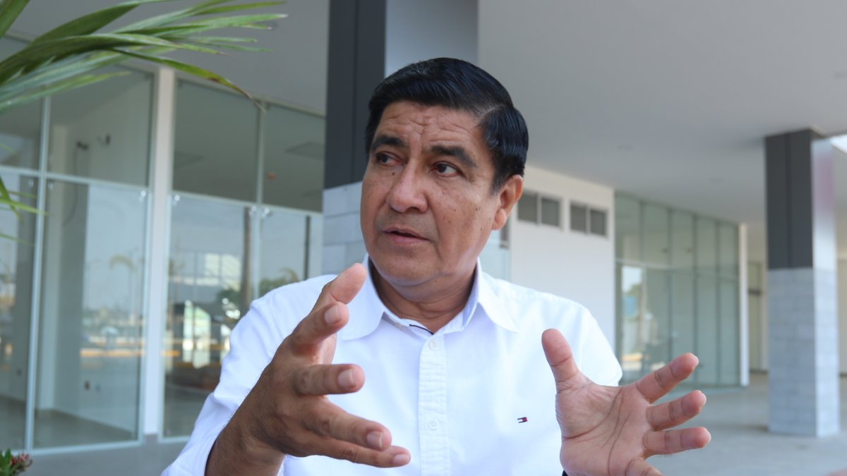 Cañizares es doctor en medicina y cirugía, especialista en cirugía general y en planificación estratégica en salud. E