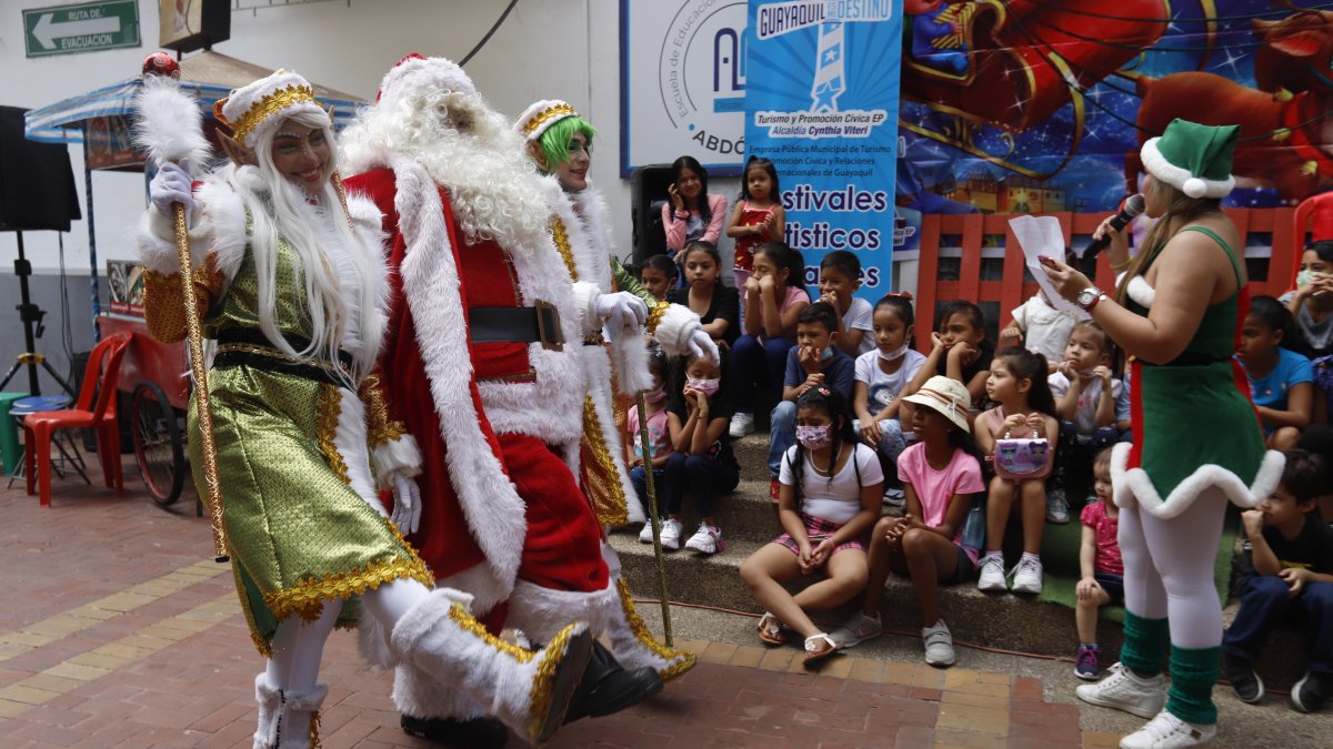 Papá Noel. El personaje navideño compartió con los cerca de cincuenta menores que recibieron dulces y regalos en el escalón 37 del cerro Santa Ana.