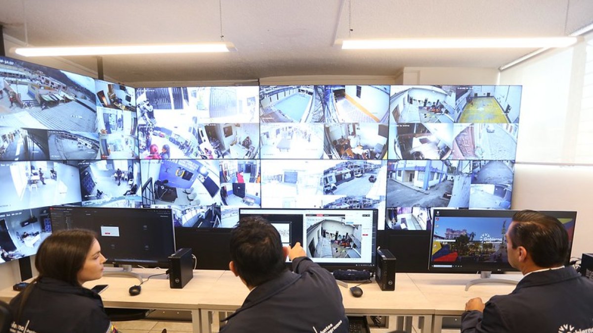 Dato. En la declaratoria de emergencia se indica que los guías penitenciarios portan radios troncalizadas inservibles.