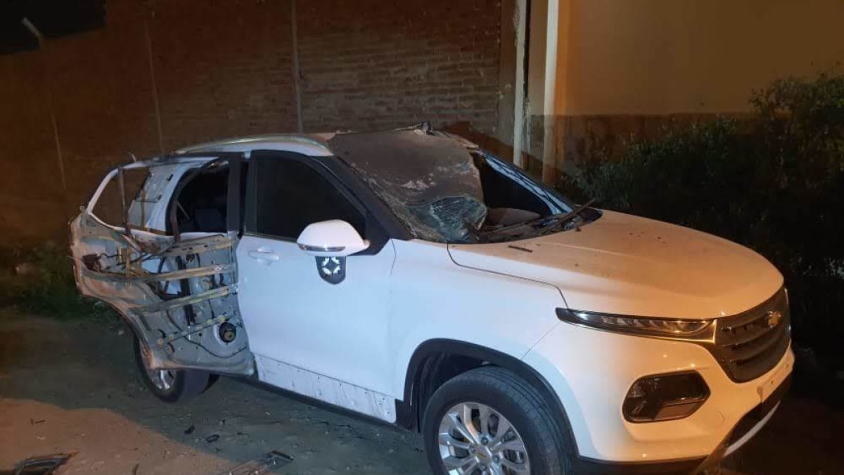 Caso. Un vehículo cercano a la vivienda afectada sufrió daños.