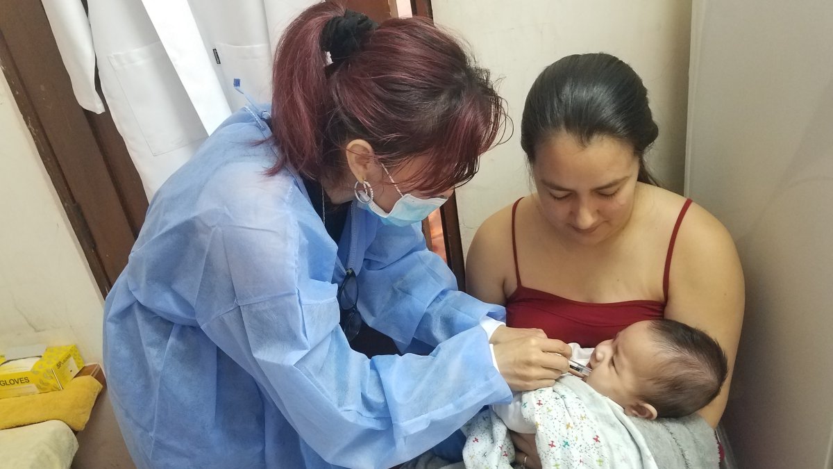 Prevención. Yisel Coromoto llevó a su bebé de cuatro meses a continuar el esquema regular de vacunación.