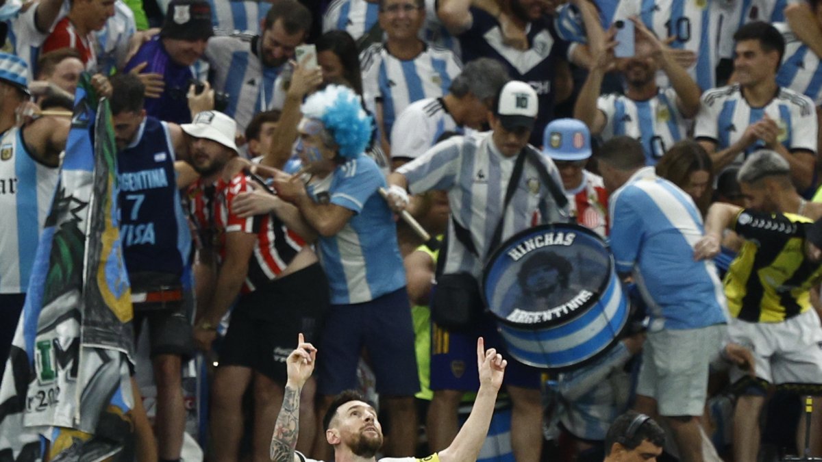 Lionel Messi de Argentina celebra un gol, en un partido de los cuartos de final del Mundial de Fútbol Qatar 2022 entre Países Bajos y Argentina en el estadio de Lusail (Qatar).