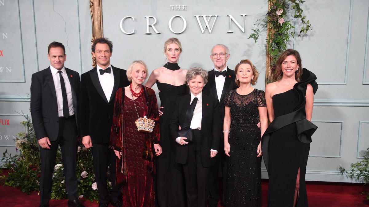 (De izquierda a derecha) Los actores y miembros del reparto 'The Crown': Jonny Lee Miller, Dominic West, Marcia Warren, Elizabeth Debicki, Imelda Staunton, Jonathan Pryce, Lesley Manville y Claudia Harrison. Imagen archivo.