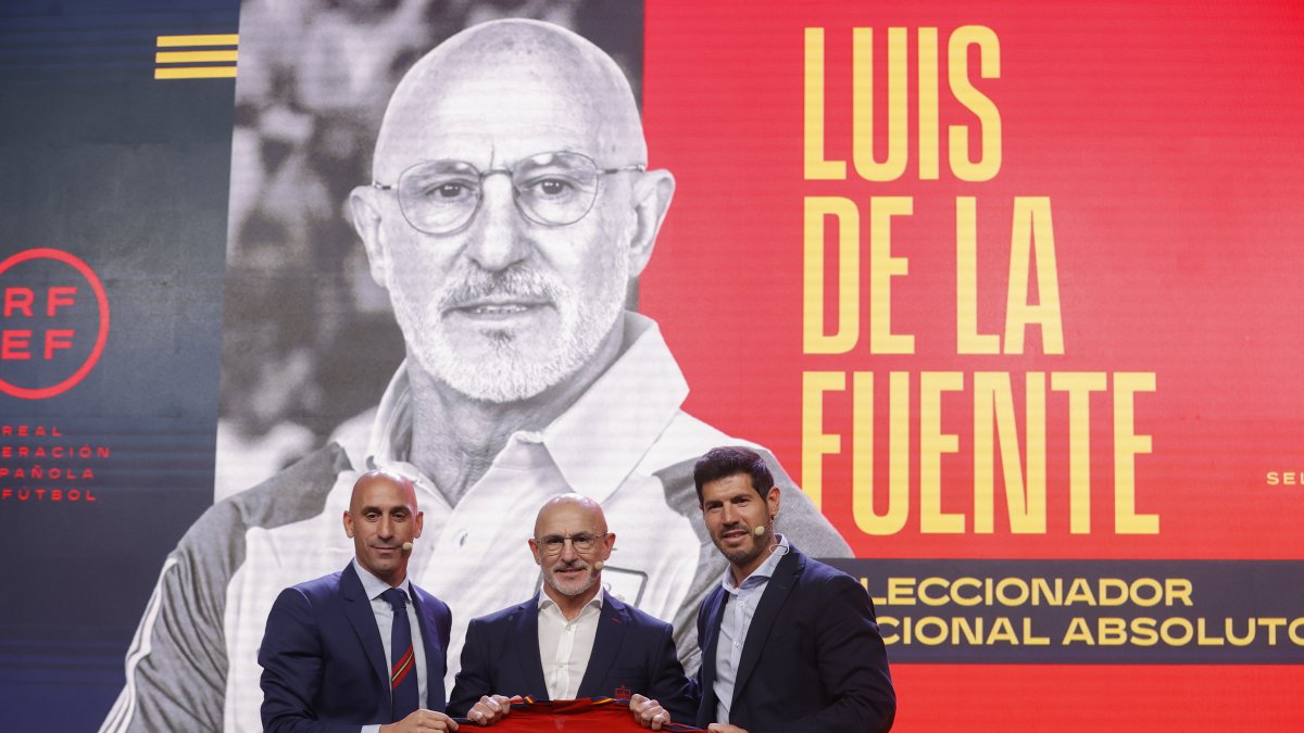Luis de la Fuente (c) en la presentación como nuevo seleccionador español junto al presidente de la RFEF, Luis Rubiuales (i) y el director de la selección nacional, Albert Luque (d).