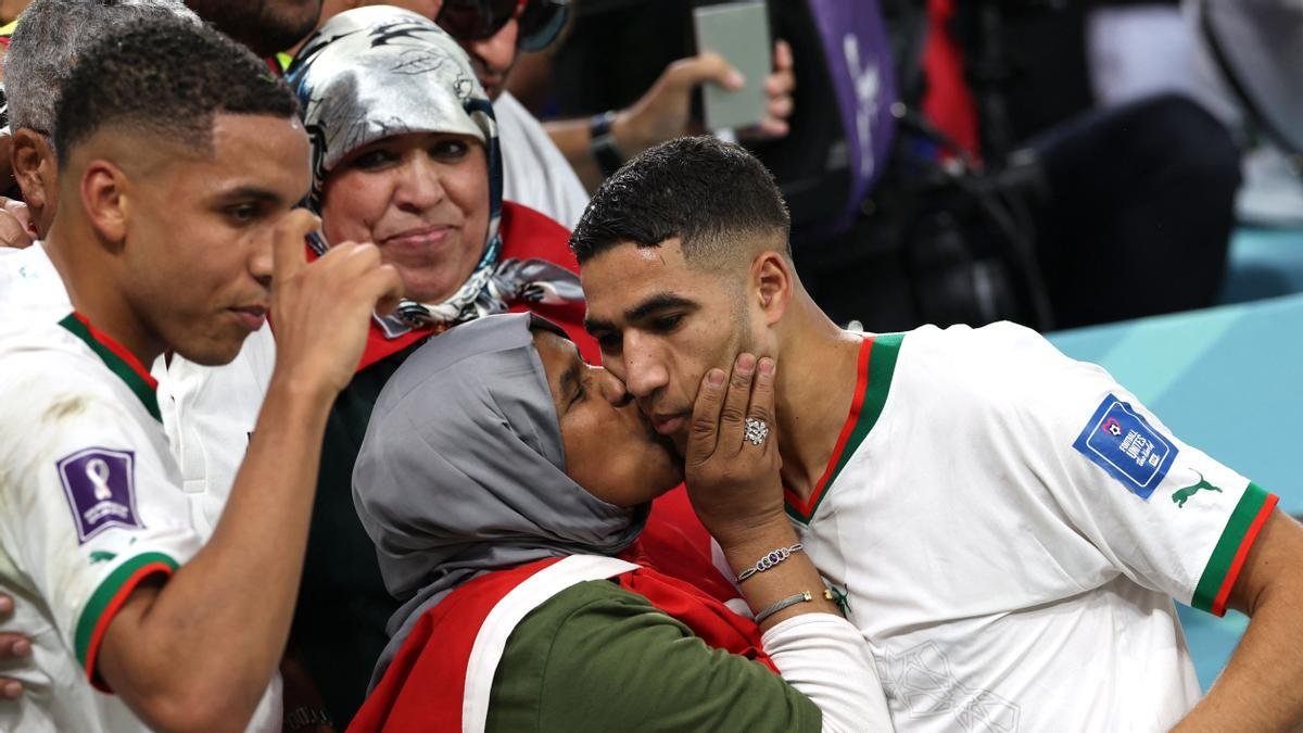 El festejo entre Achraf Hakimi y su madre, una imagen que se volvió viral.