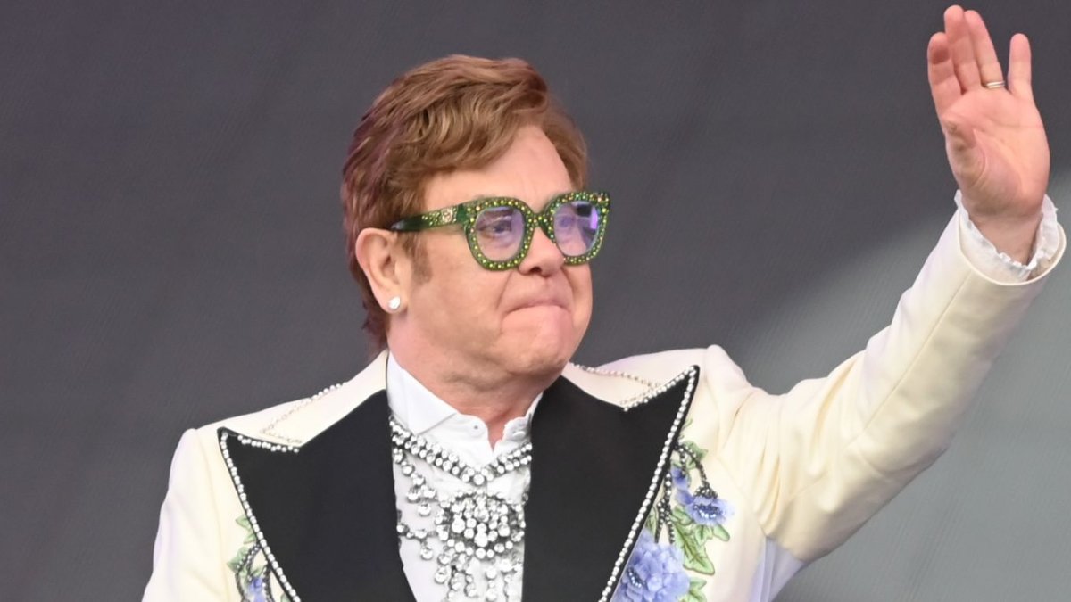 Elton John está en contra de las políticas duras que Elon Musk ha implementado en Twitter.