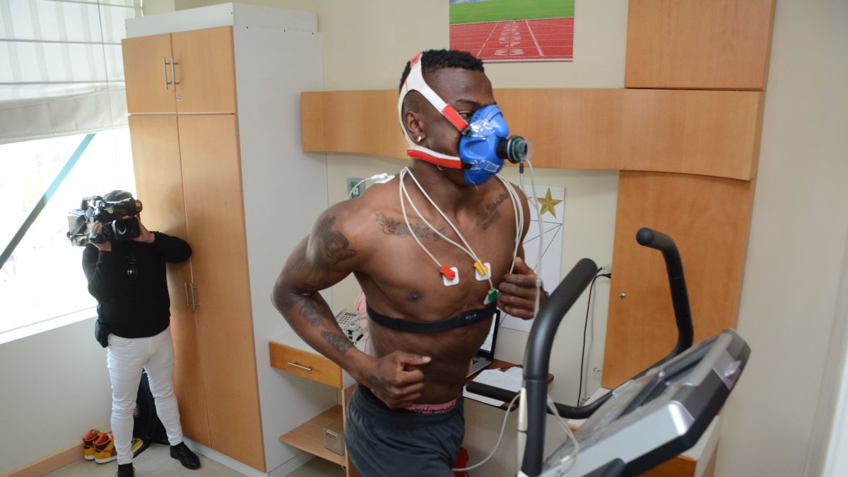 Angulo pasó sin problemas los exámenes médicos en el club albo.