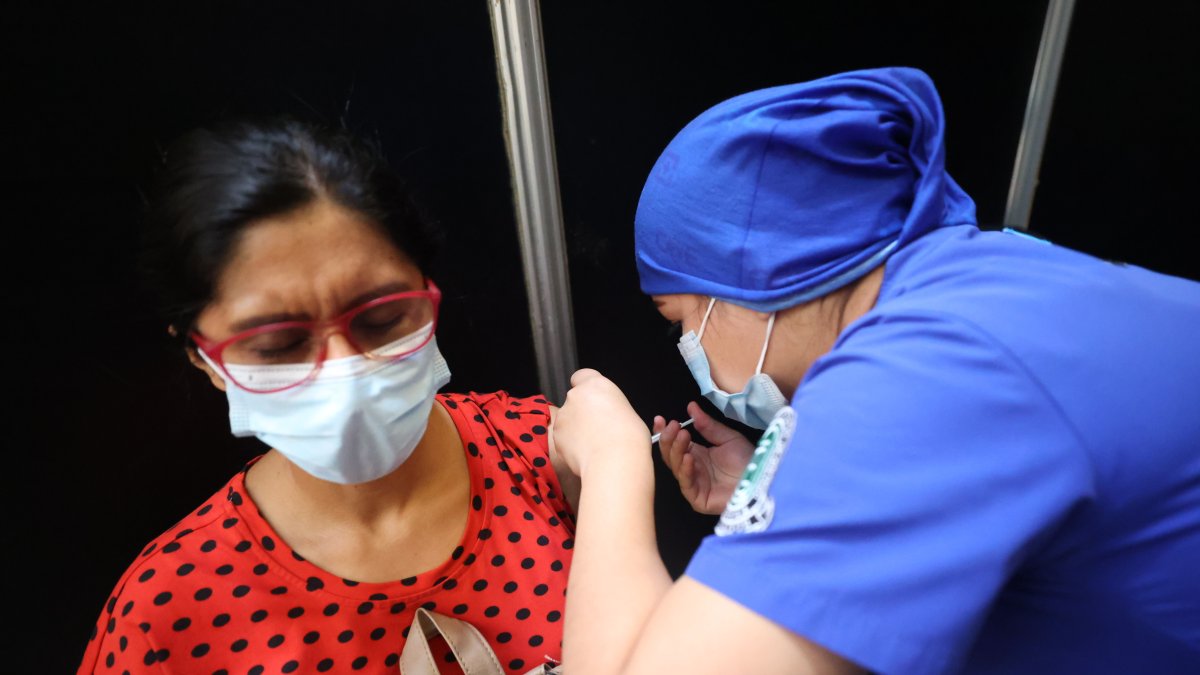 Una ciudadana recibe una vacuna en el centro comercial CityMall este lunes 12 de diciembre. Algunos sitios reportan más personas que se vacunan contra la influenza.