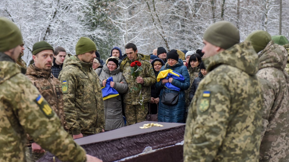 Familiares, amigos y camaradas asisten a una ceremonia fúnebre de los militares ucranianos en el cementerio Berkovetske en Kiev, en Ucrania / EFE