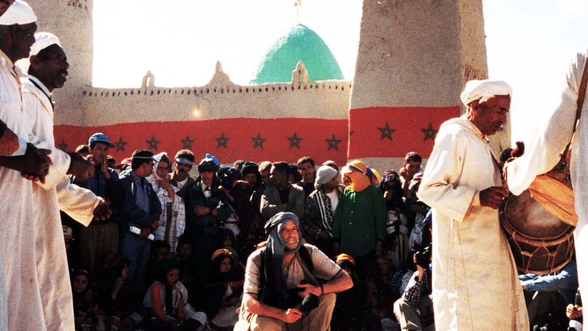 Jim Metzner en la que aparece él mientras graba sonidos. La primera vez que el estadounidense Jim Metzner utilizó unos auriculares y una grabadora para escuchar lo que sucedía.