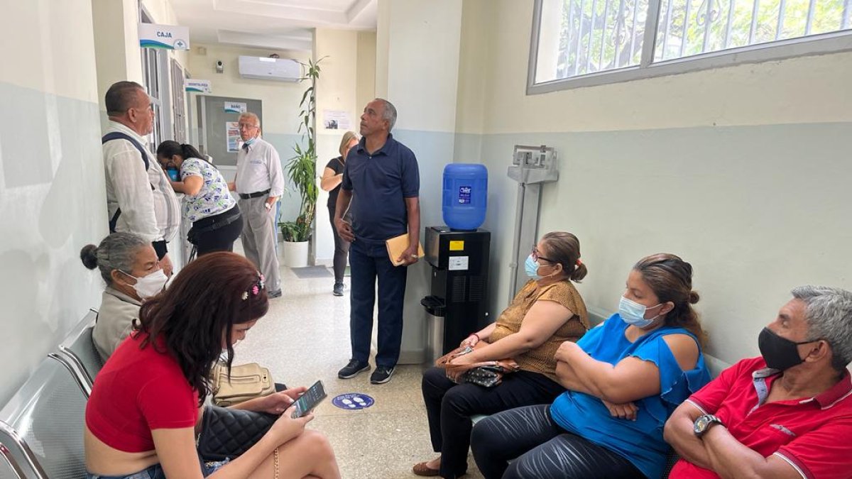 Atención. Pacientes siguen llegando al centro de salud.