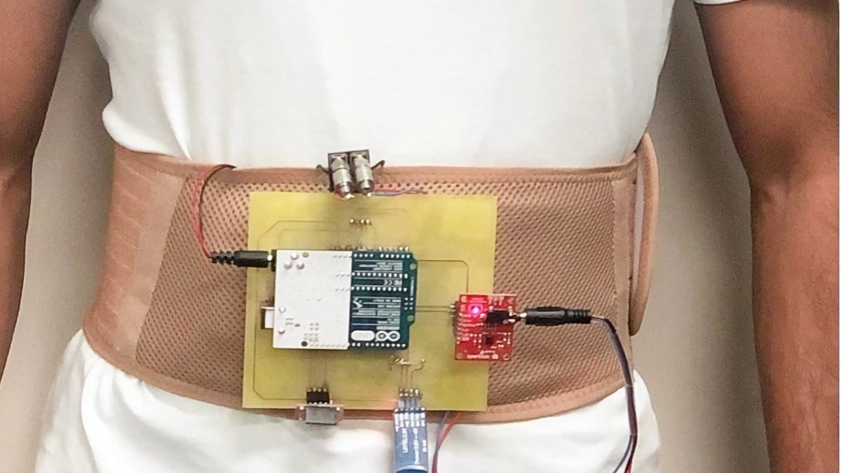 Fotografía cedida por la Florida Atlantic University (FAU) en la que se registró el abdomen de una persona al utilizar un cinturón con sensores integrados que controlan la impedancia torácica, el electrocardiograma (ECG) y la frecuencia cardíaca.