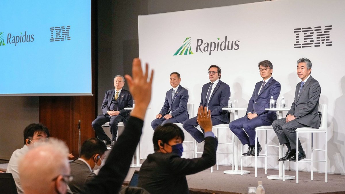 Empresas.- Un grupo de representantes de Rapidus y IBM.