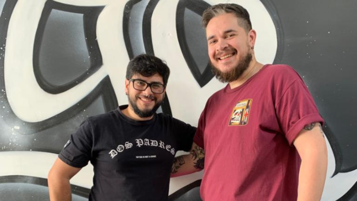 Lucas Florentino (i) le hizo el tatuaje de Lionel Messi a Nicolás Melena.