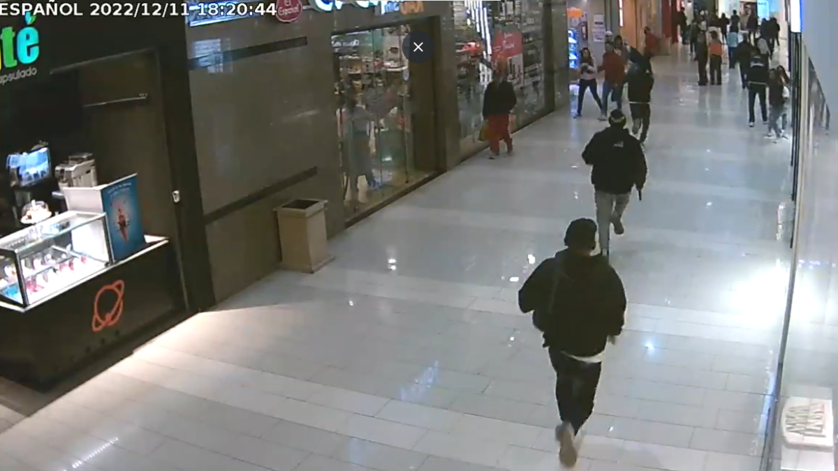 Video revela el momento en que los ladrones huían del centro comercial con armas de fuego en mano.