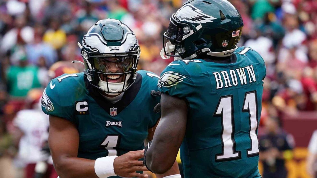 Jalen Hurts (i) y Arthur Juan Brown.