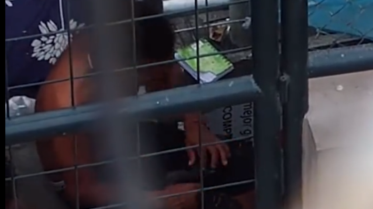 Evidencias. En el vídeo se observa al hombre rastrillando un arma de fuego.