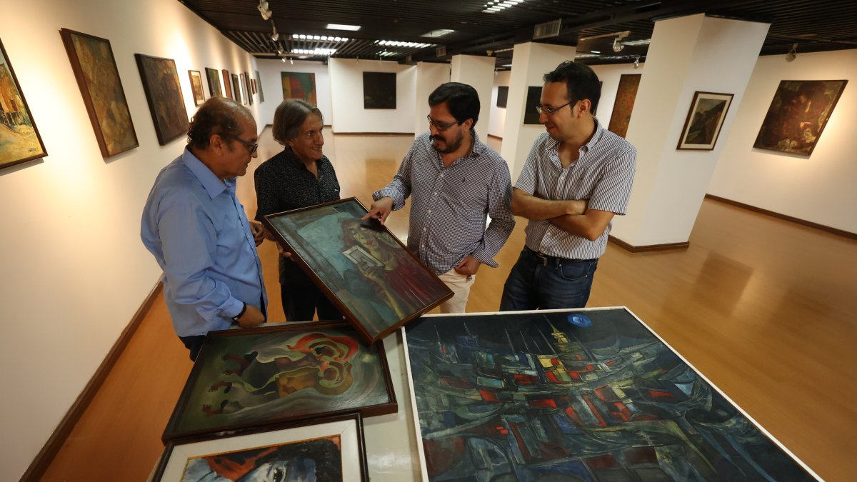 La selección. Joaquín Serrano (izq.), junto a Hernán Zúñiga, Abdón Segovia y Christian Moreano, con ‘La  solterona’ en sus manos, el famoso cuadro del Tábara realista, de 1951.