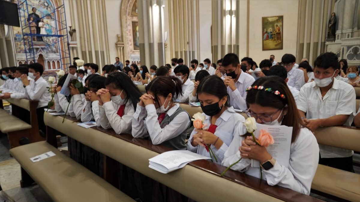 Guayaquil. Los alumnos llevan una flor blanca como ofrenda a la Virgen.