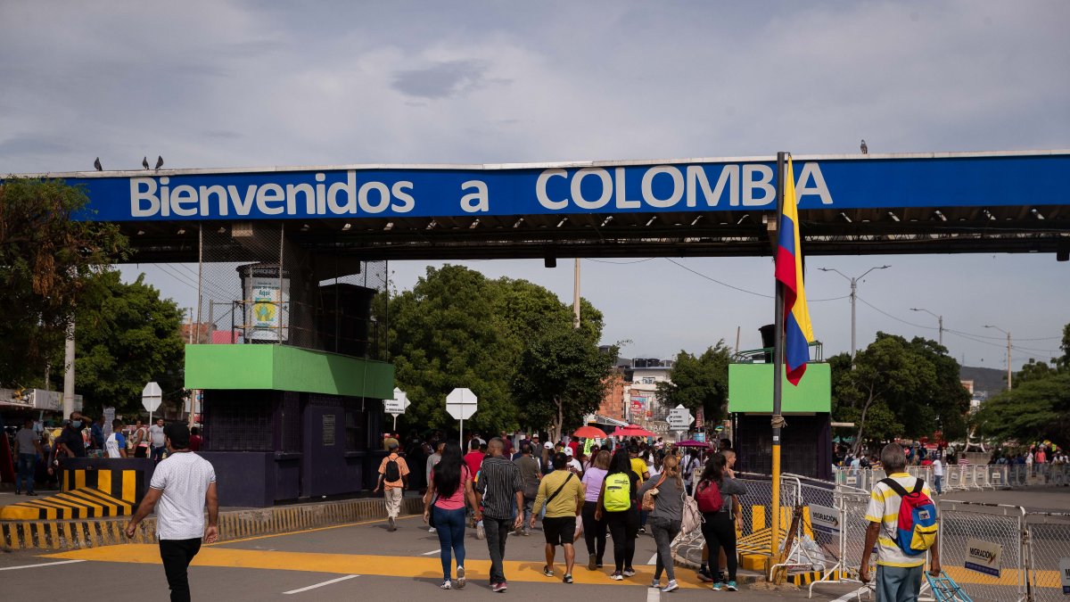 Personas cruzan el Puente Internacional Simón Bolívar rumbo a Cúcuta, Norte de Santander (Colombia), en una fotografía de archivo. /Rayner Peña