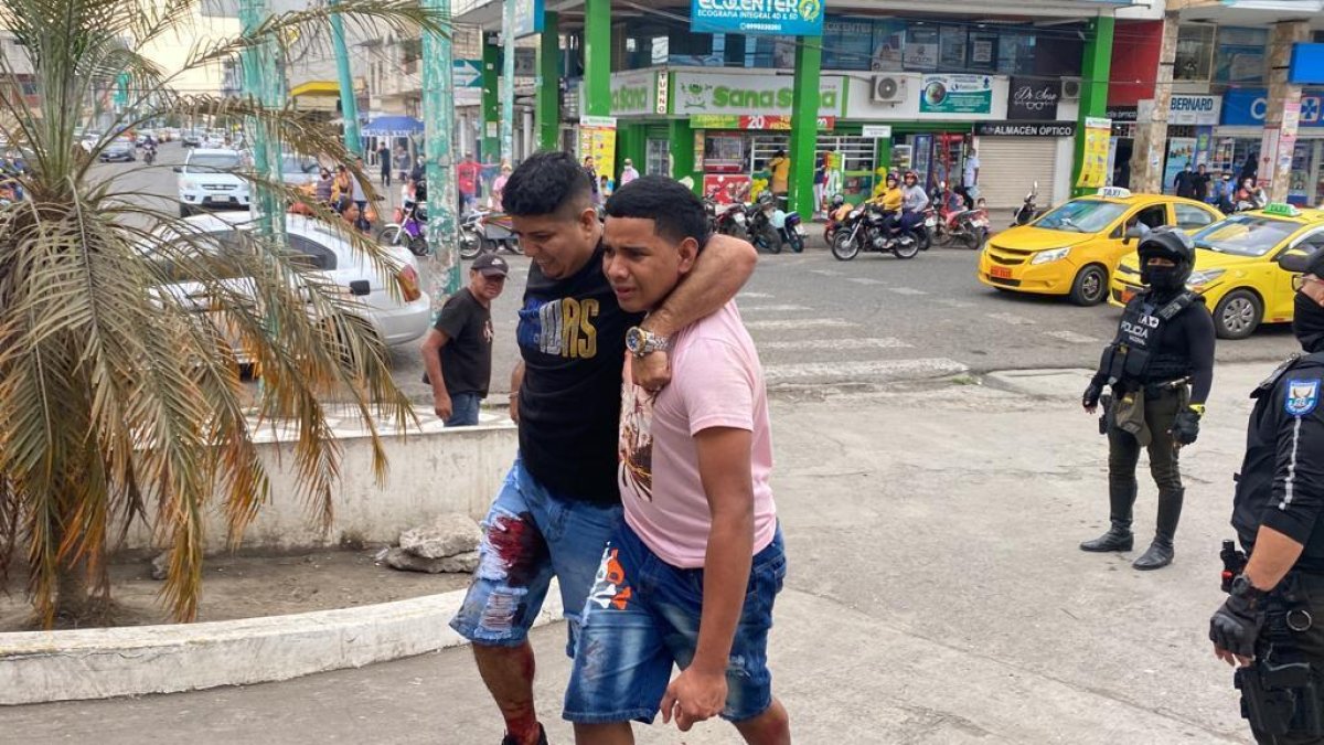 Machala. Uno de los heridos es trasladado hasta un centro de salud por un familiar.