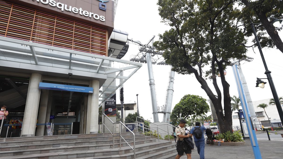 Los usuarios llegan hasta las estaciones de la aerovía..