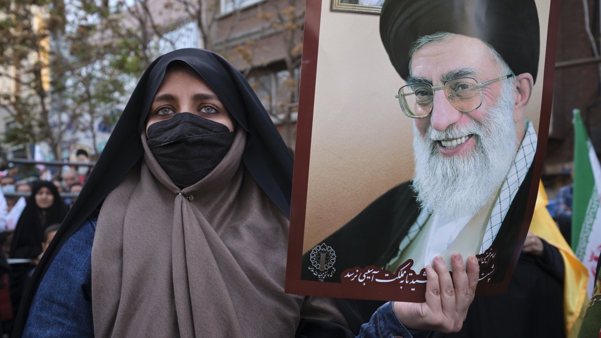 Una mujer muestra una imagen del líder supremo de Irán, Ali Jameneí, durante un reciente acto de apoyo al Gobierno. EFE/