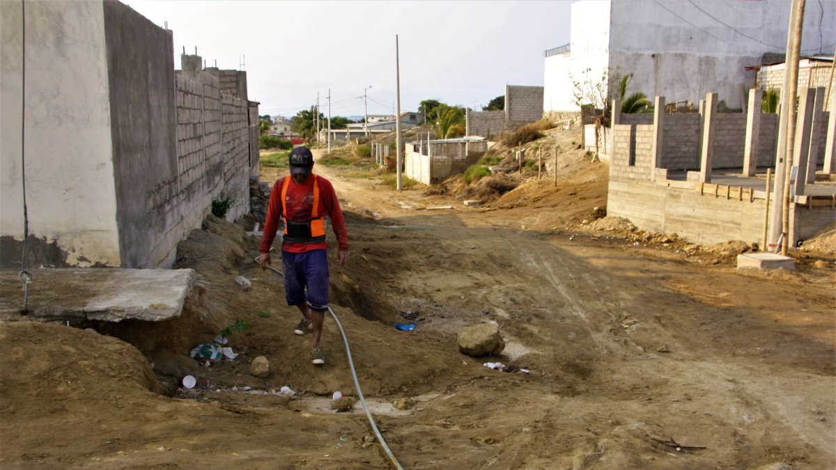 Hecho. Así permanecen las calles en la zona de Ballenita Oriental, la comunidad no quiere trabas para caminar.
