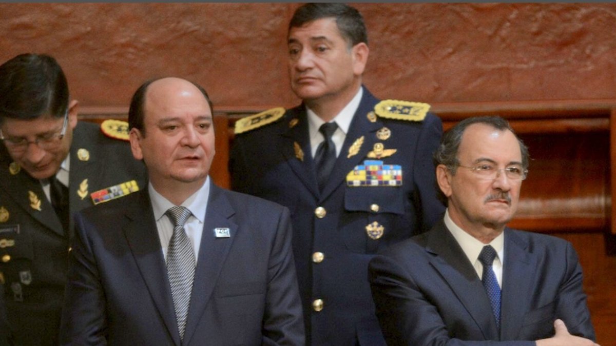 El fiscal Carlos Baca y Carlos Pólit se enfrentaron en 2018, en el marco del juicio político que terminó con la censura del primero. El episodio involucró a José Serrano y se reveló el trato con el excontralor prófugo, con quien se trataba de 