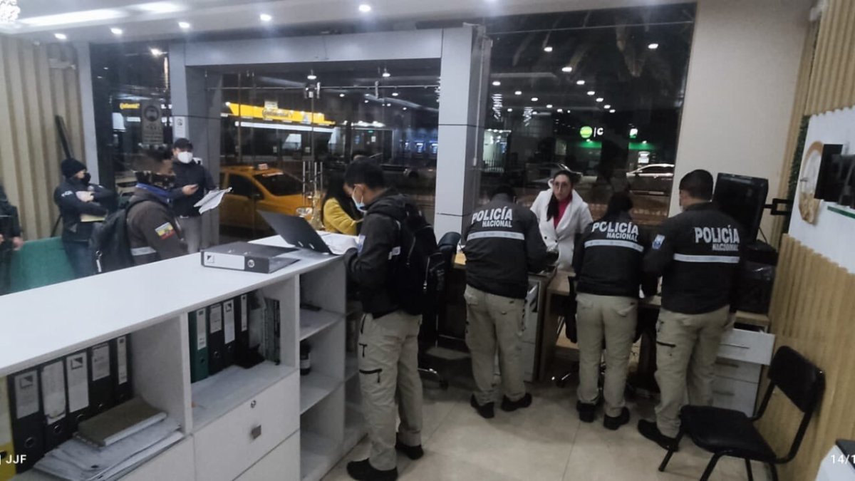 Los agentes fiscales revisaron la documentación del lugar donde funcionaría la captación ilegal de dinero.