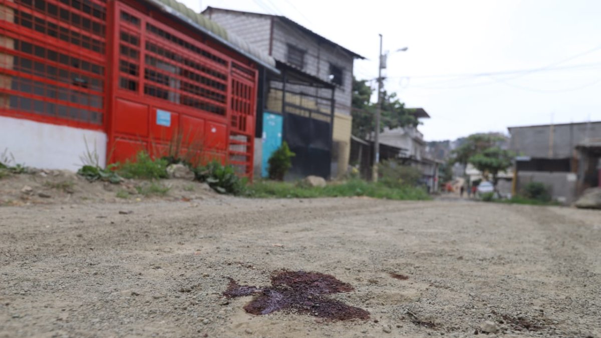 La víctima quedó sobre la calzada de tierra, boca arriba.