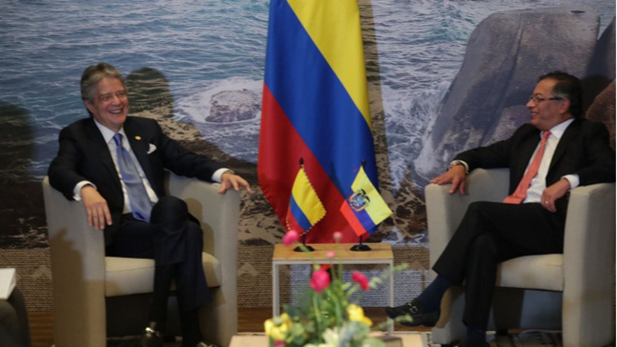 En agosto de 2022, Guillermo Lasso (i) y Gustavo Petro (d) tuvieron su primera reunión.