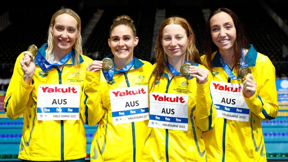 Las australianas Madison Wilson (i), Leah Neale, Mollie O'Callaghan y Lani Pallister (d), levantan sus preseas doradas tras romper record mundial.