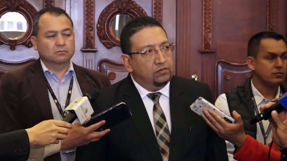 Situación. Virgilio Saquicela compartió la indignación de los demás asambleístas por las disculpas públicas.