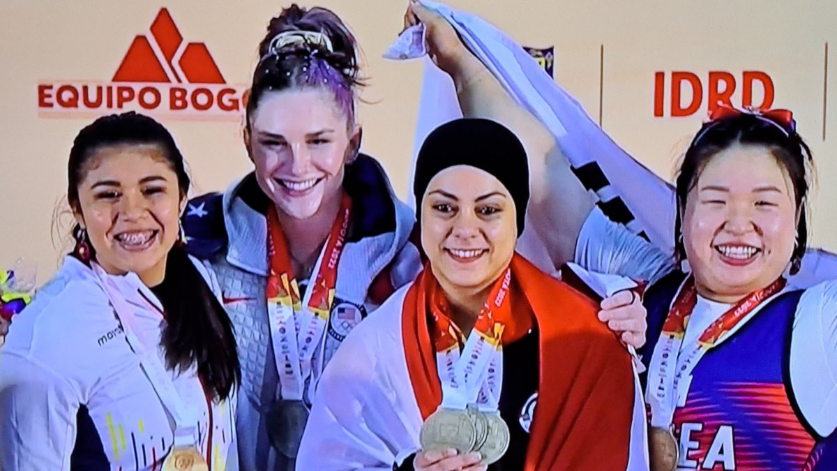 Bella Paredes (i) junto a las medallas de oro y plata del Mundial en Colombia.