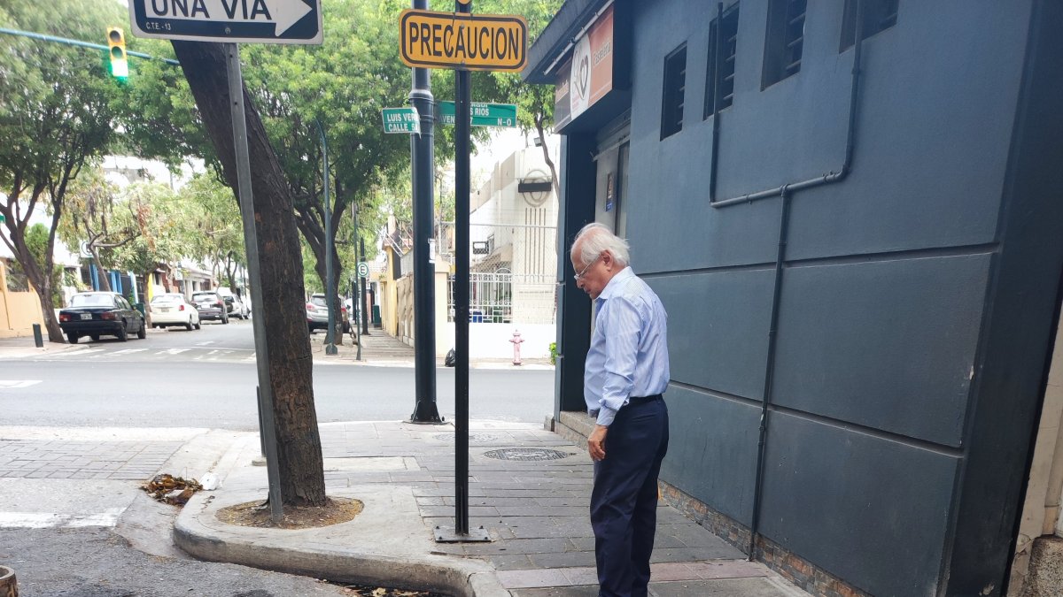 Carlos Rodríguez muestra el sitio donde está taponada la alcantarilla, en el barrio Orellana.