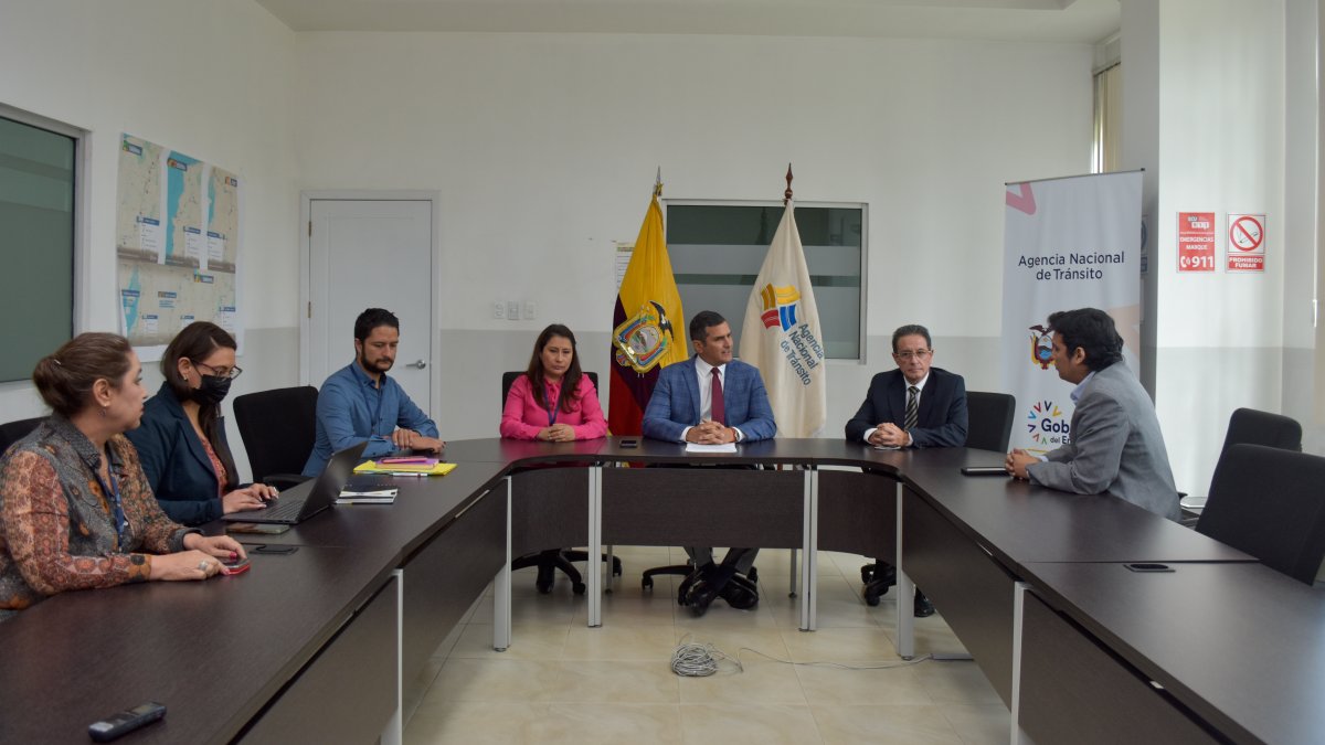 Respuesta. Funcionarios de la ANT atendieron de forma exclusiva a un periodista de este Diario, en Quito.