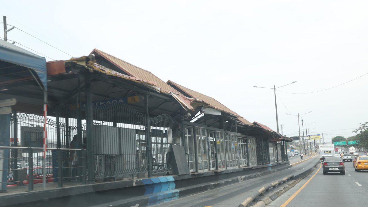 La cubierta de la parada permanece dañada desde hace dos meses.