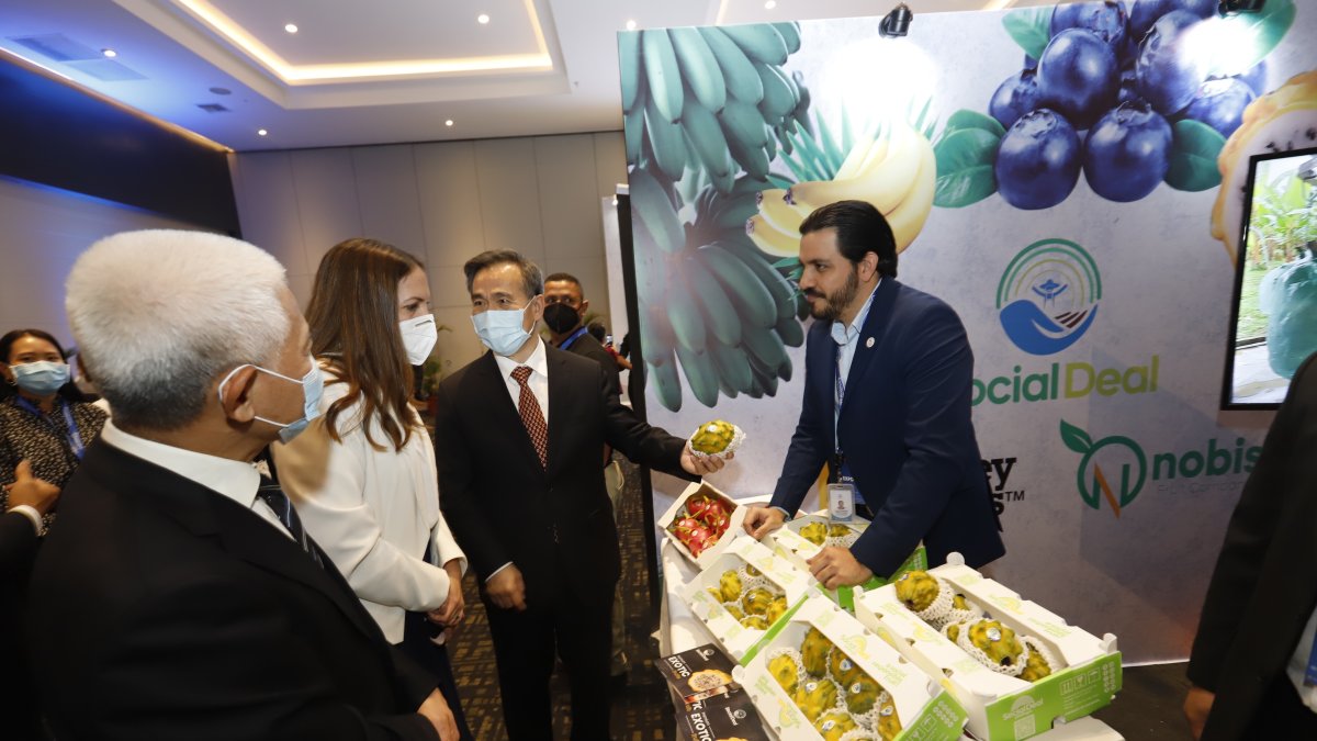 Exposición. Un grupo de empresarios de China recorre los stands que hay en la XV Cumbre Empresarial China Lac Ecuador.