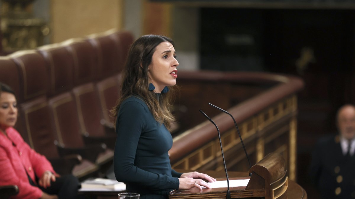 La ministra de Igualdad, Irene Montero, interviene durante el pleno que este jueves se celebra el Congreso. EFE/ Juan Carlos Hidalgo