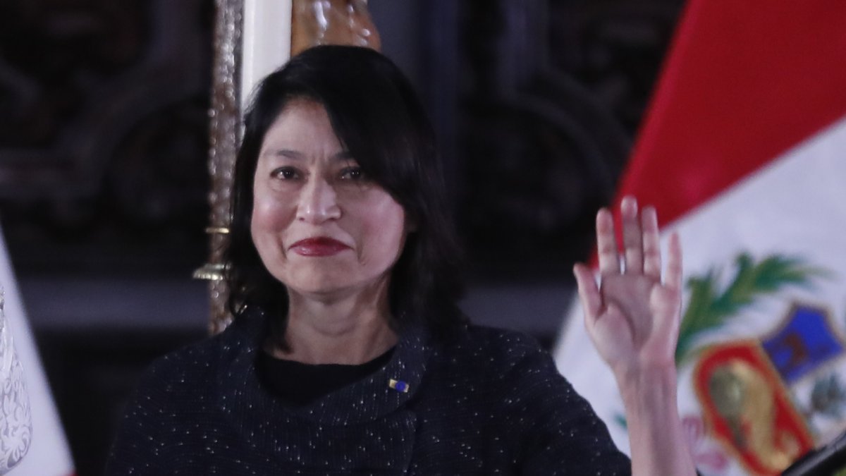 La ministra de Relaciones Exteriores de Perú, Ana Cecilia Gervasi Diaz (d), el 10 de diciembre de 2022. /Paolo Aguilar