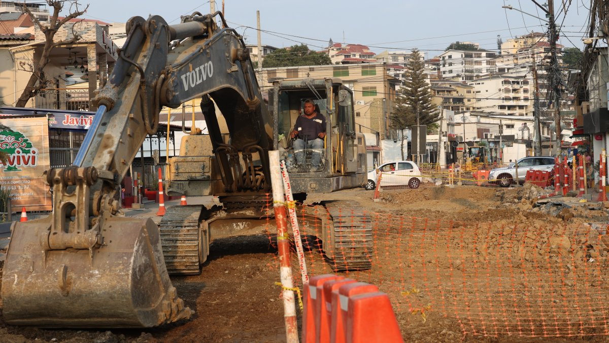 Urdesa. Las maquinarias continúa con los trabajos en la calle Guayacanes