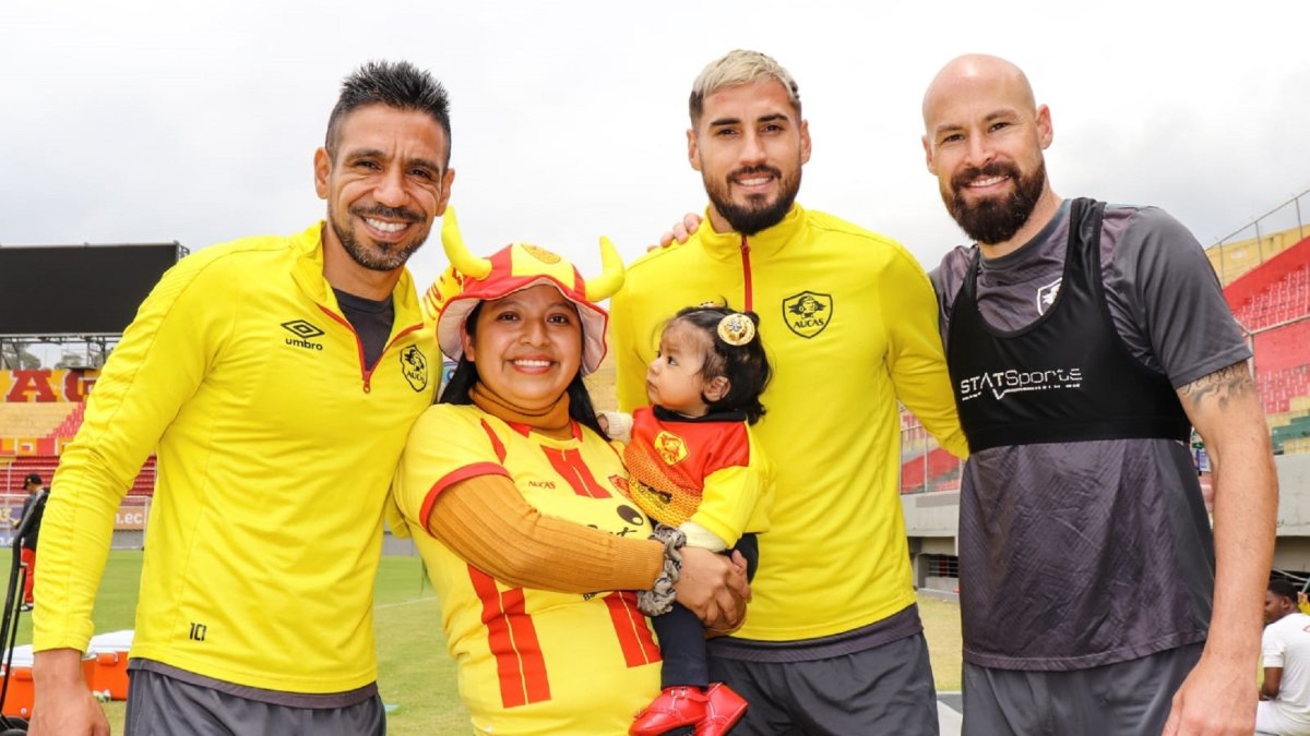 Figueroa (izquierda) y Tévez (derecha) fueron vitales para conseguir el primer título profesional en la historia de Aucas. No seguirán.