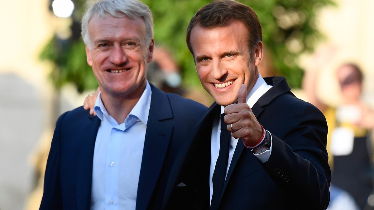 Emmanuel Macron (d), presidente de Francia, junto a Didier Deschamps (i), seleccionador de Les bleus.