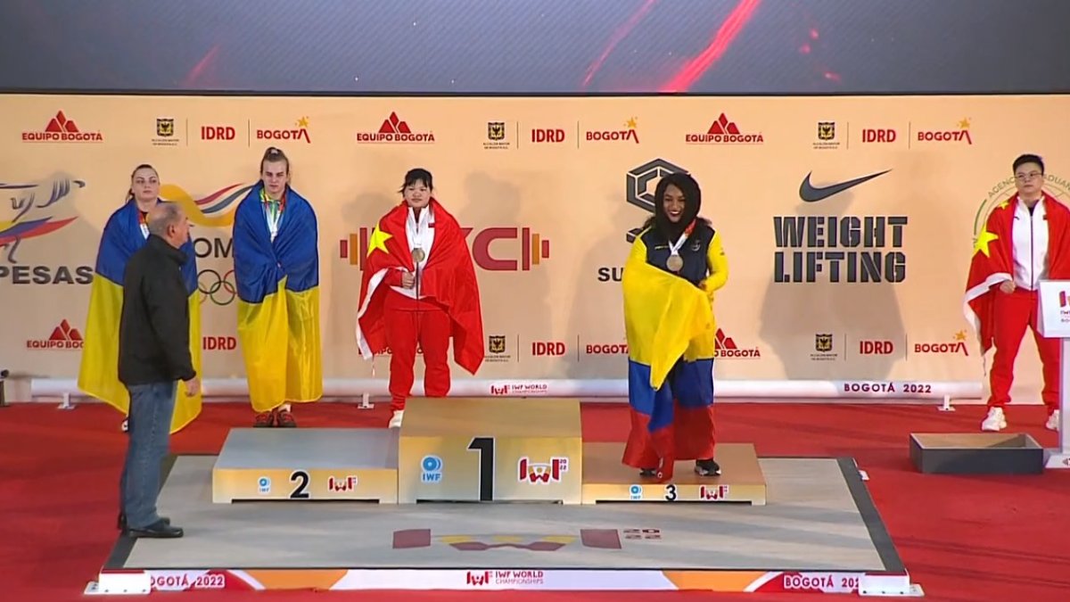 Salazar (d) al momento de la premiación. Fue tercera en envión y total olímpico.