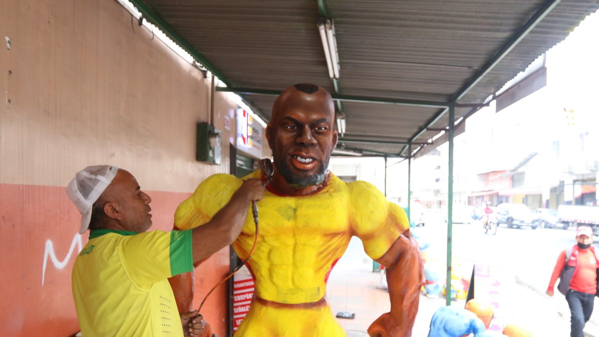 Artesanos. Los comerciantes le dan los últimos retoques a los monigotes que continúan elaborando. Esperan que las ventas en este 2022 sean mejores que años anteriores.