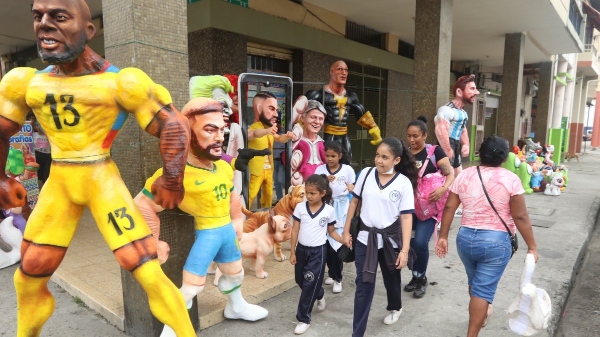 Monigotes. A lo largo de la calle 6 de Marzo se observa toda clase de muñecos que están a la venta. Los deportistas y los artistas, entre los más vendidos.