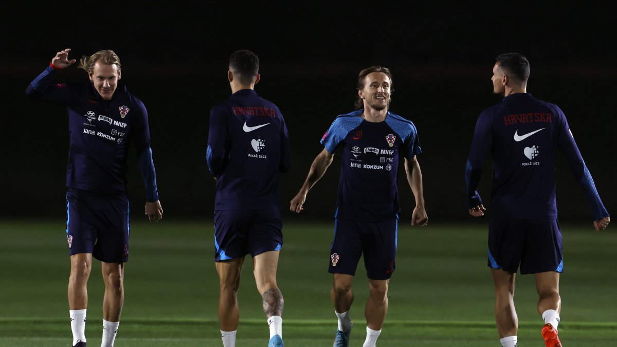 Los jugadores de Croacia Dejan Lovren (d), Luka Modric (2d), Ivan Perisic (2i), y Domagoj Vida (i) durante el entrenamiento del jueves 15 de diciembre.